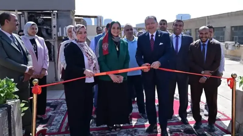 نائب رئيس جامعة القاهرة يفتتح محطة الرصد اللحظي لملوثات الهواء بمركز الحد من المخاطر والدراسات والبحوث البيئية