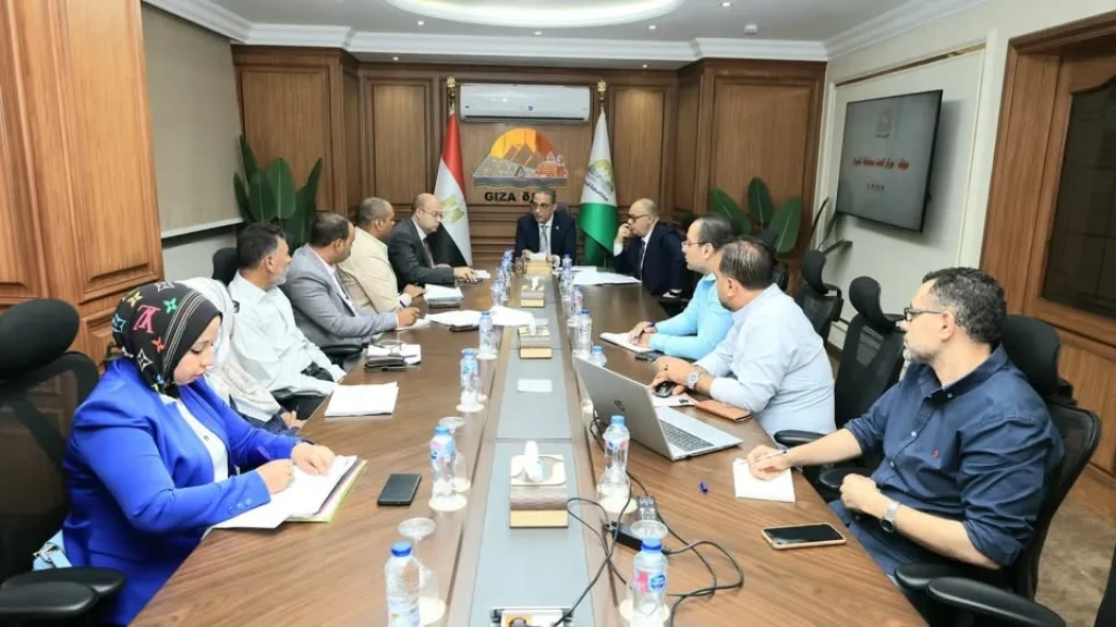محافظ الجيزة يتابع خطط العمل ونسب إنجاز المشروعات بمركز الصف