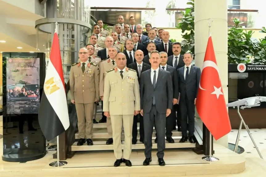 وزير الدفاع والإنتاج الحربى يعود إلى أرض الوطن بعد انتهاء زيارته الرسمية لجمهورية تركيا