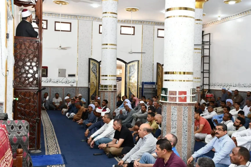 محافظ أسوان يؤدى صلاة الجمعة بمسجد الرحمة بالسلسلة بكوم أمبو