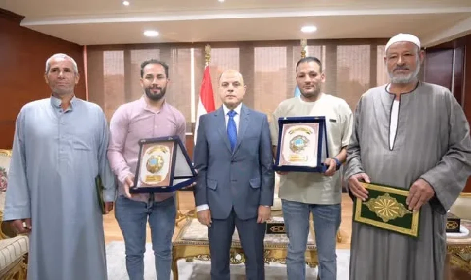 بعد موقفٌ إنساني جسّد شهامة أبناء الغربية وأصالة المصريين.. محافظ الغربية يكرّم بطلي إنقاذ أسرة من داخل سيارة سقطت في الترعة بعد بطولةٍ حظيت بإشادة واسعة