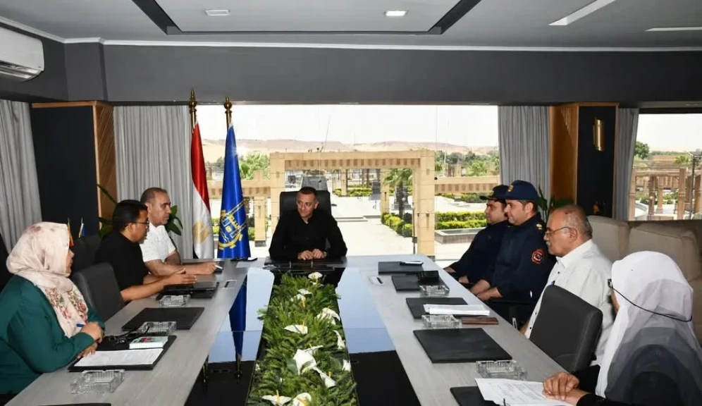 محافظ أسوان يترأس إجتماعاً تنسيقياً لتطوير موقف دراو الحالى