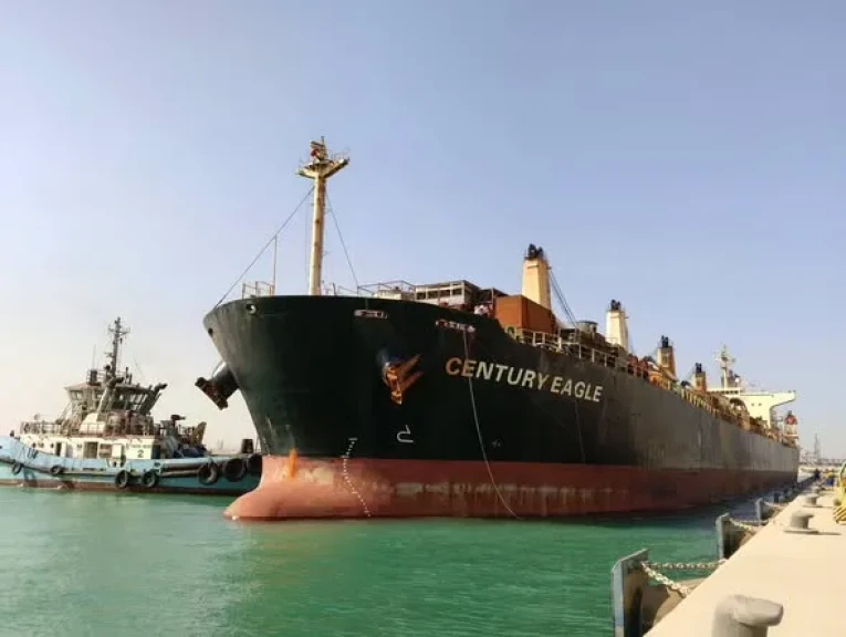 ميناء السخنة يستقبل السفينة CENTURY EAGLE المحملة بمستلزمات مصانع وخامات PTA في أول عملية تداول تجاري بمحطة شركة ترانس كارجو (TCI)