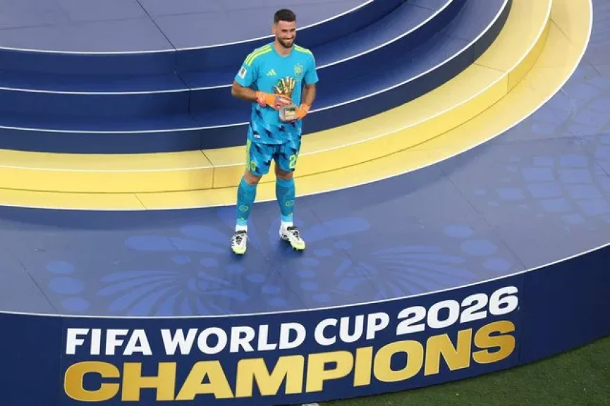 اوناي سيمون حارس المنتخب الإسباني يفوز بجائزة القفاز الذهبي في كأس العالم 2026.