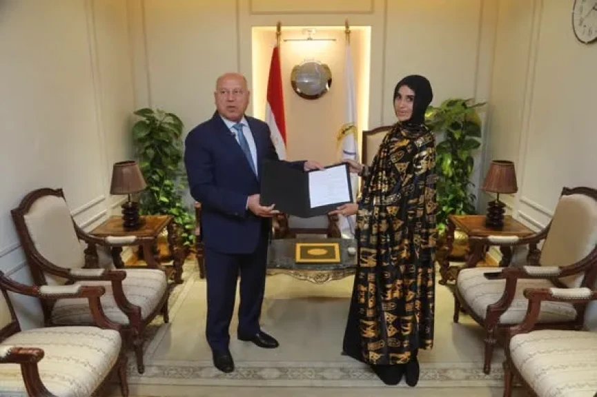 وزير النقل يكرم المواطنة ليلى الانصاري المقيمة بأسوان تقديرًا لموقفها الوطني المشرف في التصدي لرشق أحد قطارات السكك الحديدية بالحجارة