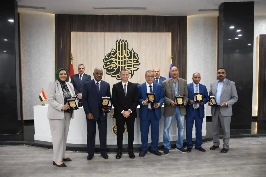 محافظ أسوان يكرم فريق المديرية المالية بعد الفوز بأول نسخة من كأس تميز المالية العامة