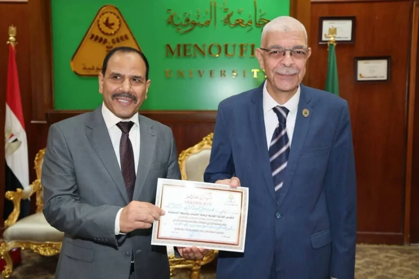 رئيس جامعة المنوفية يكرّم الجامعة الأهلية والكليات الفائزة بمسابقة أفضل معرض
