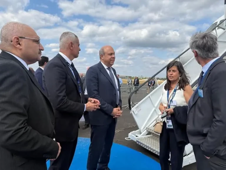 وزير الطيران المدني يبحث مع «إيرباص» مستجدات برنامج تسليم طائرات A350 لمصر للطيران