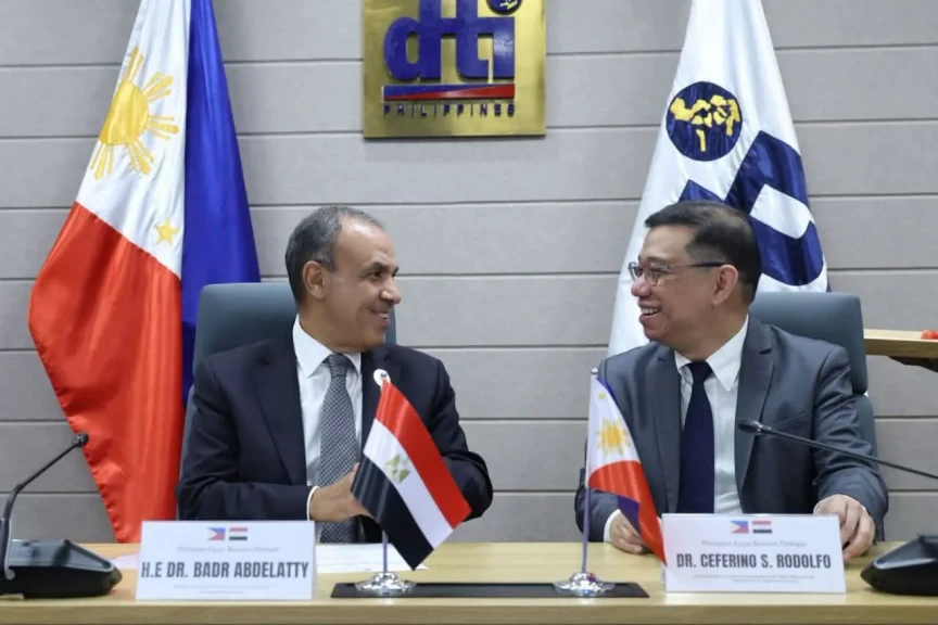 وزير الخارجية يشارك في مائدة مستديرة مع كبار رجال الأعمال الفلبينيين وممثلي غرفة التجارة والصناعة الفلبينية
