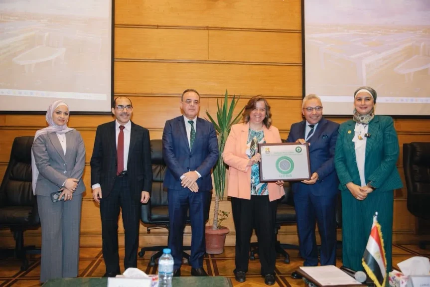 الرئيس التنفيذي لصندوق الإسكان الاجتماعي تتسلم شهادة تقييم الإسكان الأخضر