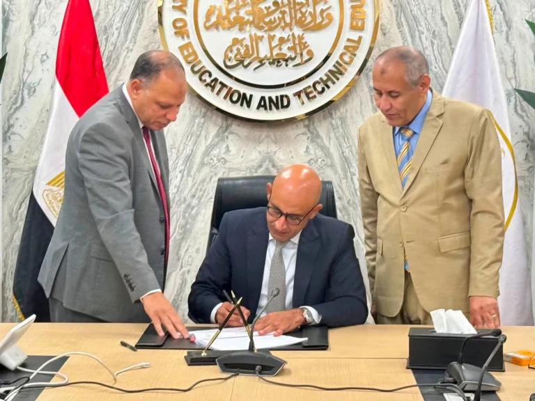 عاجل .. وزير التربية والتعليم يعتمد نتيجة امتحانات الثانوية العامة بنسبة نجاح 75.1% (النظام الجديد) و 72.1% (النظام القديم)