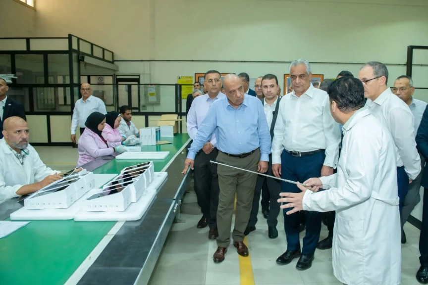 وزير الدولة للإنتاج الحربي يستقبل وزير الكهرباء  ومحافظ القليوبية في ”بنها للصناعات الإلكترونية”