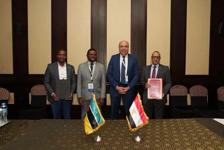 وزير الطيران المدني يشهد توقيع مذكرة تفاهم بين مصر وموزمبيق لتعزيز التعاون الفني في مجال الطيران المدني