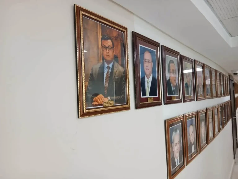 وزارة الإسكان تحسم الجدل: صورة شريف الشربيني لم تُزل.. وتم تعليقها رسميًا ضمن لوحة الوزراء السابقين