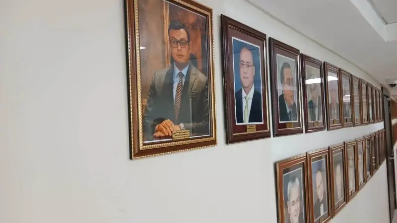 وزارة الإسكان تحسم الجدل: صورة شريف الشربيني لم تُزل.. وتم تعليقها رسميًا ضمن لوحة الوزراء السابقين