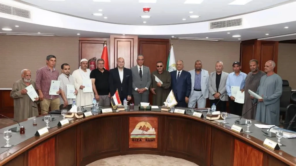 محافظ الجيزة يسلم 23 عقدًا لتقنين أراضي أملاك الدولة للمواطنين المستفيدين من واضعي اليد