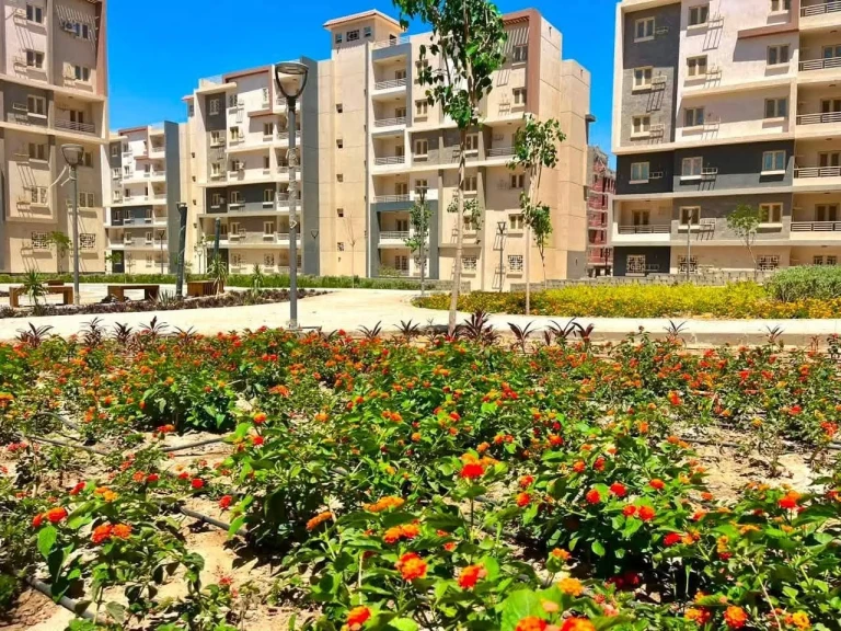 وزيرة الإسكان تتابع موقف تنفيذ المشروعات وملفات العمل بمدينتي حدائق أكتوبر و٦ أكتوبر الجديدة