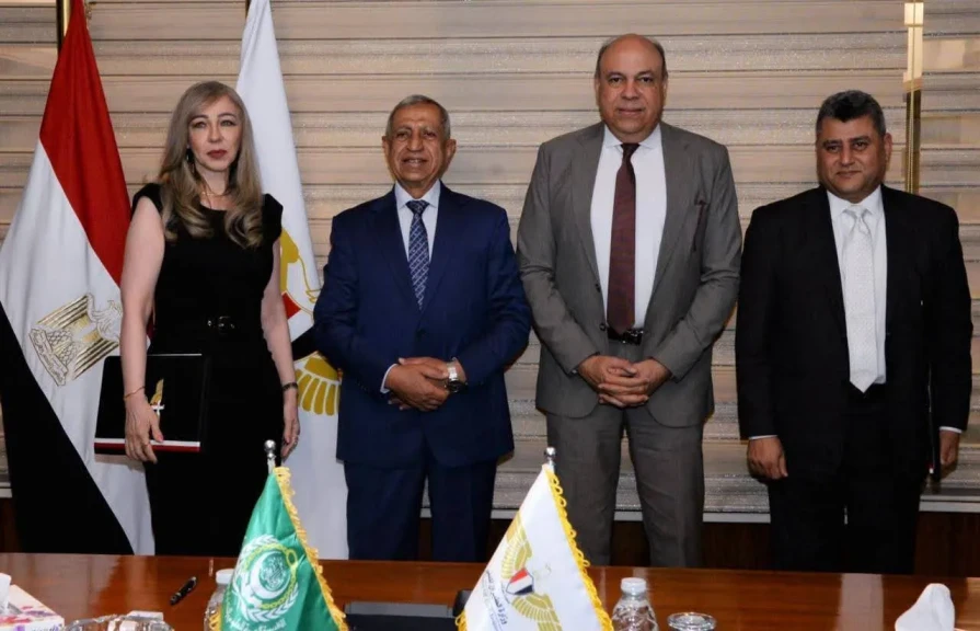 وزارة الطيران المدني والأكاديمية العربية توقعان بروتوكول تعاون لتأهيل الكوادر البشرية وتنفيذ برامج الدراسات العليا للعاملين بالوزارة