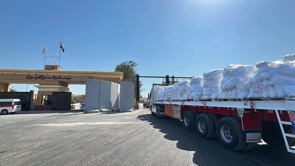 الهلال الأحمر المصري يطلق قافلة «زاد العزة» 248 بحمولة أكثر من 3229 طنًا من المساعدات الغذائية والإغاثية