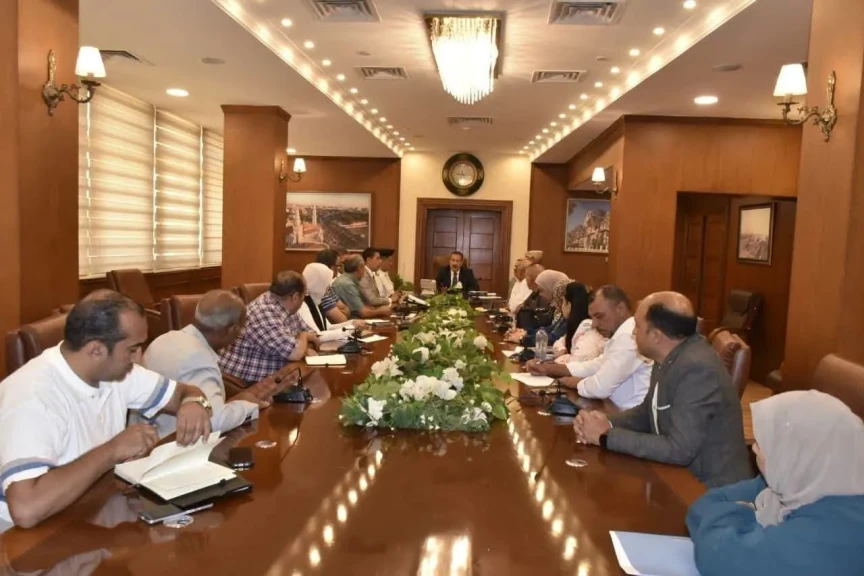 محافظ بورسعيد يعقد اجتماعًا لمتابعة خطة صيانة كوبري النصر العائم القديم بالتنسيق مع هيئة قناة السويس