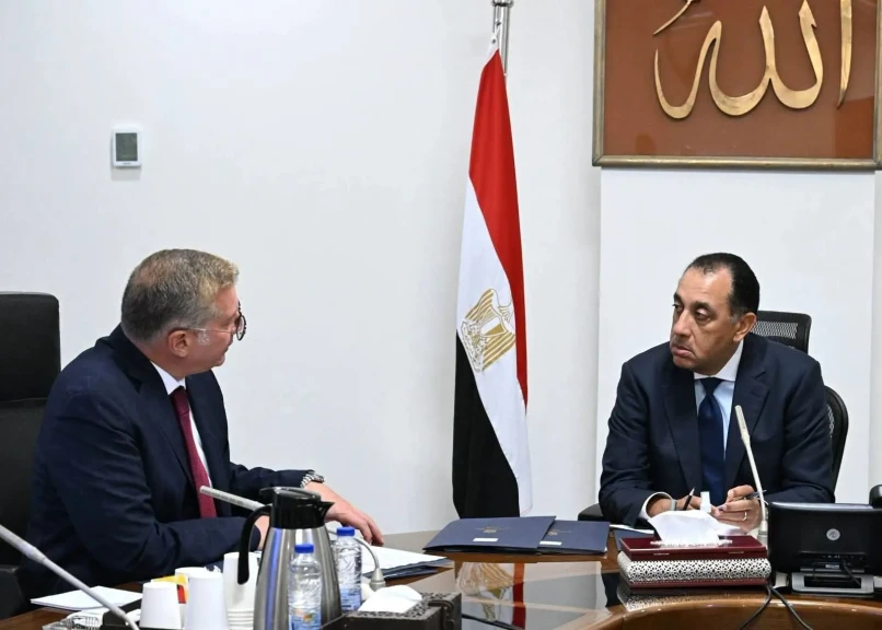 رئيس الوزراء يتابع مع وزير البترول عدداً من ملفات العمل