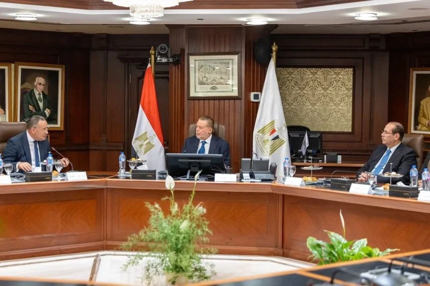 البنك المركزي والتعليم العالي والثقافة يبحثون مستجدات ”منحة علماء المستقبل”