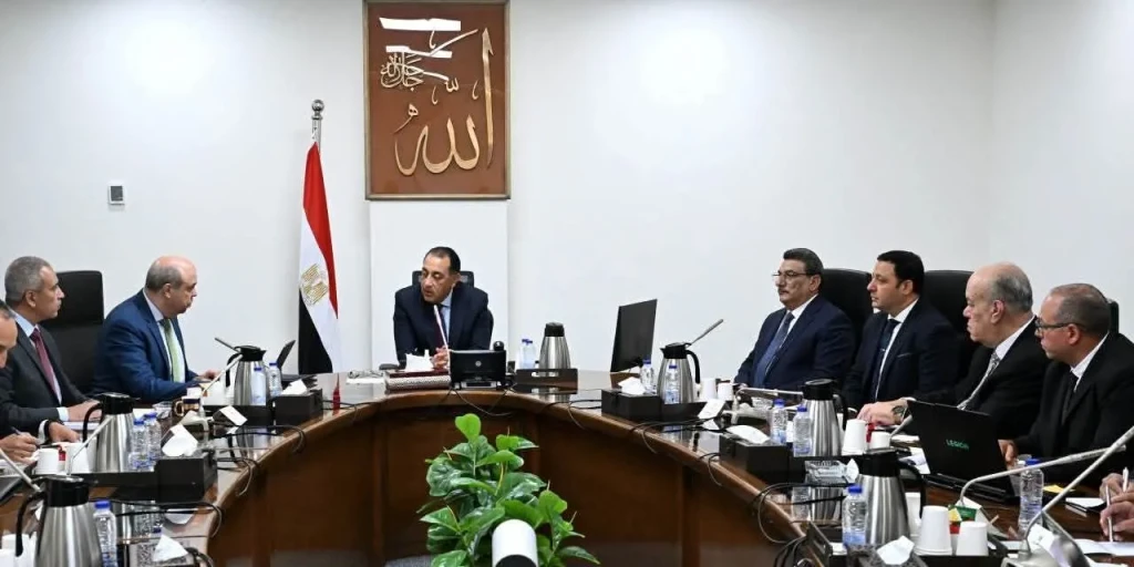رئيس الوزراء يستعرض الموقف التنفيذي لمشروع مبني الركاب (٤) بمطار القاهرة الدولي