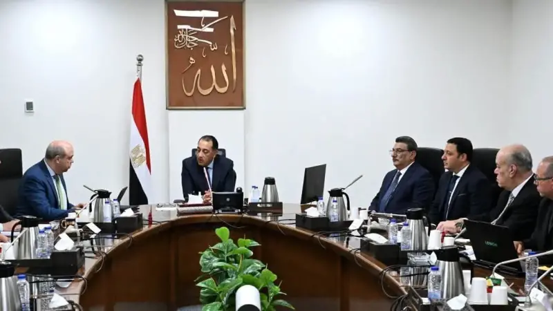 رئيس الوزراء يستعرض الموقف التنفيذي لمشروع مبني الركاب (٤) بمطار القاهرة الدولي