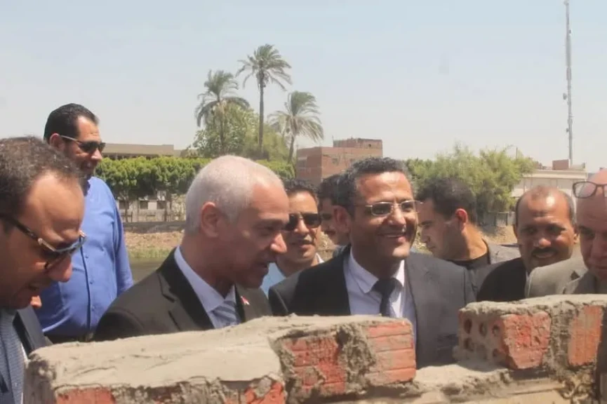 نقيب الصحفيين يضع حجر الأساس للنادي النهري بأسيوط