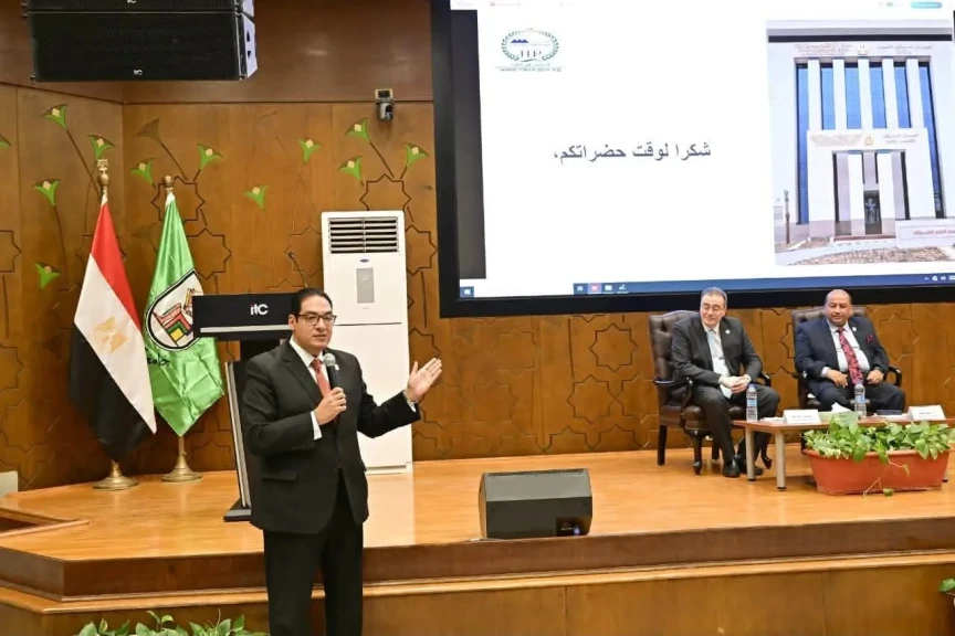 جامعة القاهرة تستضيف رئيس الجهاز المركزي للتنظيم والإدارة في محاضرة حول الجدارات والوظيفة العامة