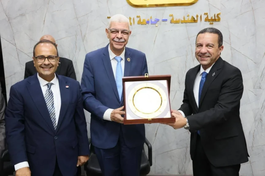 محافظ المنوفية ورئيس الجامعة يفتتحان معرض المشروعات الطلابية بكلية الهندسة