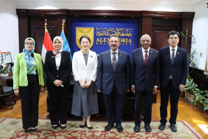 جامعة الإسكندرية تبحث مع القنصل العام الصيني تعزيز التعاون الأكاديمي والبحثي