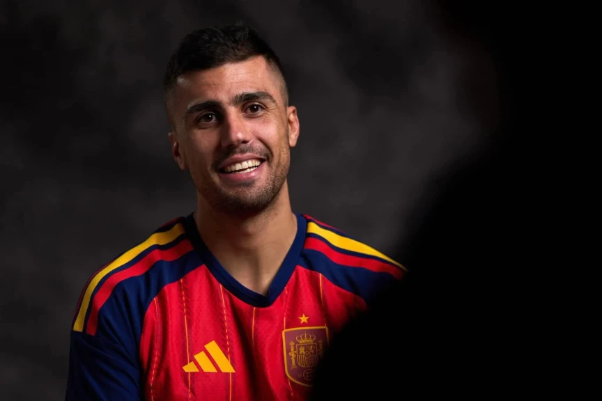 برشلونة يدخل رسميًا سباق التعاقد مع رودري.. ومستقبل اللاعب يشتعل بين الغريمين