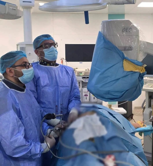 تدريسي في كلية طب المستنصرية ببغداد يجري عملية تفتيت واستخراج حصاة كبيرة من نوع قرن الغزال من الكلية في مستشفى اليرموك التعليمي