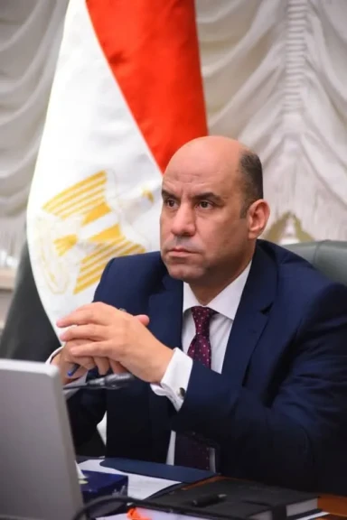 وزير العمل يتابع حادث انقلاب سيارة تقل عمالًا بالجيزة