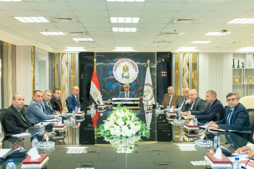 وزير الدولة للإنتاج الحربي يتابع الموقف التنفيذي لمشروعات ”حياة كريمة” مع رؤساء الشركات المنفذة