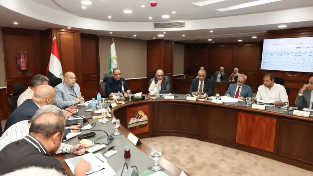 محافظ الجيزة يبحث مع رؤساء مراكز العياط والواحات البحرية مستجدات ملف تقنين أراضي أملاك الدولة