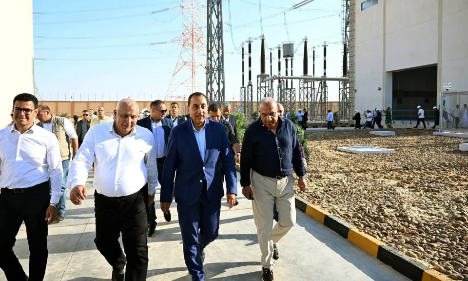رئيس الوزراء يتفقد محطة محولات كهرباء شرق مطروح