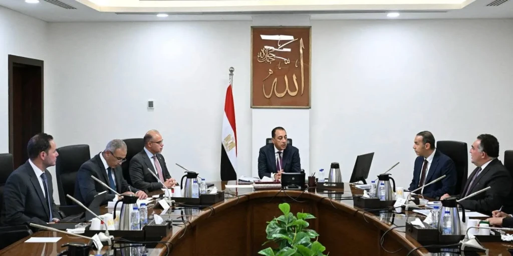 رئيس الوزراء يستعرض عددا من المقترحات لتطوير أداء البورصة المصرية
