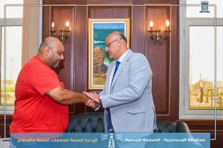 محافظ الإسكندرية يكرم أسرة الشاب زياد تقديرًا لموقفه البطولي وتضحيته لإنقاذ 6 أشخاص من الغرق
