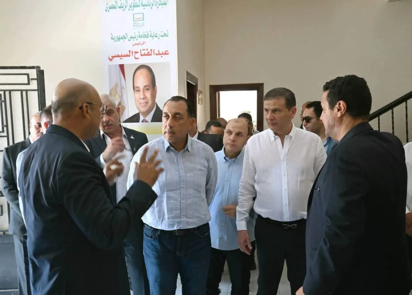رئيس الوزراء يتفقد المجمع الزراعي البيطري بقرية سندبسط بمركز زفتى