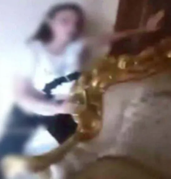الداخلية: كشف ملابسات مقطع فيديو إحدي الفتيات محاولة التهجم على باب الشقة والتعدى عليها بالسب بالجيزة