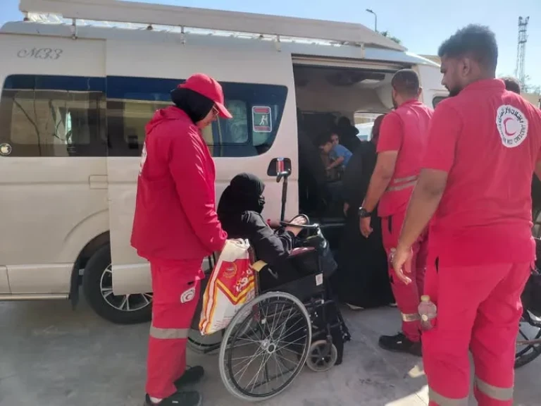 الهلال الأحمر المصري يواصل تقديم الدعم والرعاية للدفعة 73 من الجرحى والمرضى الفلسطينيين عبر معبر رفح