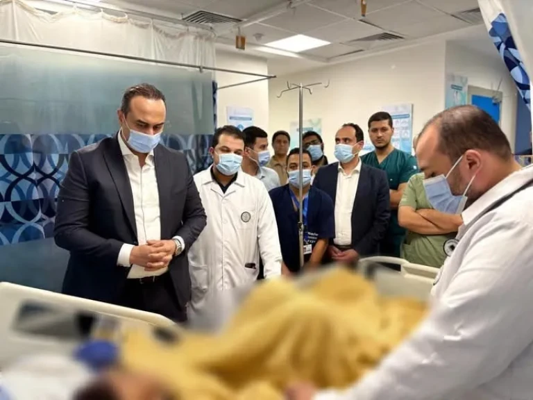 رئيس هيئة الرعاية الصحية يتفقد مصابي حادث الدواويس بالإسماعيلية للاطمئنان على حالتهم الصحية