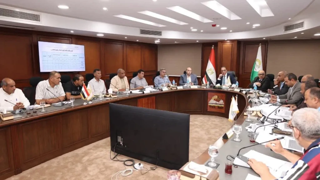 محافظ الجيزة يتابع موقف طلبات تقنين أوضاع التعديات علي الأراضي أملاك الدولة بمنشأة القناطر والصف