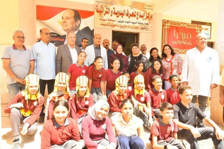 محافظ أسيوط يتفقد ورش الأخشاب ومركز ”إبداع” للحرف اليدوية بمدرسة أسيوط الثانوية الزخرفية
