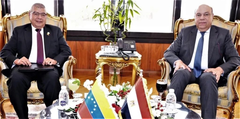 وزير الطيران المدني يبحث مع سفير فنزويلا بالقاهرة آفاق التعاون في مجال الطيران المدني