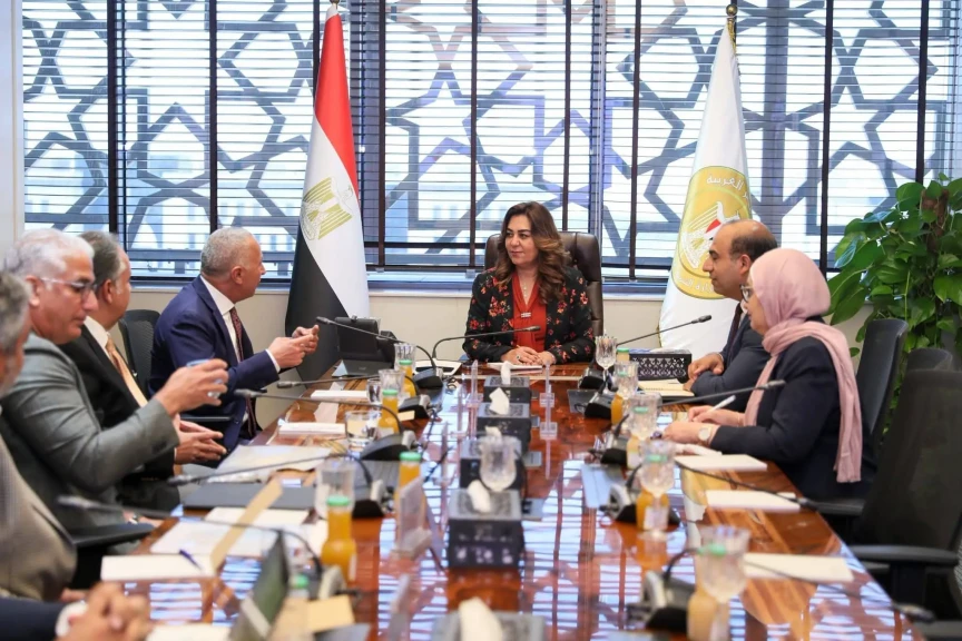 وزيرة التنمية المحلية والبيئة تبحث مع عدد من المستثمرين تكنولوجيات حديثة لمعالجة وتدوير المخلفات