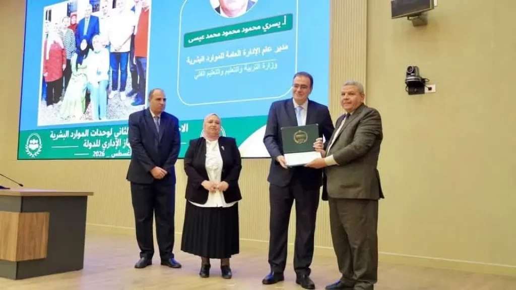 فاطمة عبدالواسع تهنئ يسري محمود بالجائزة التقديرية