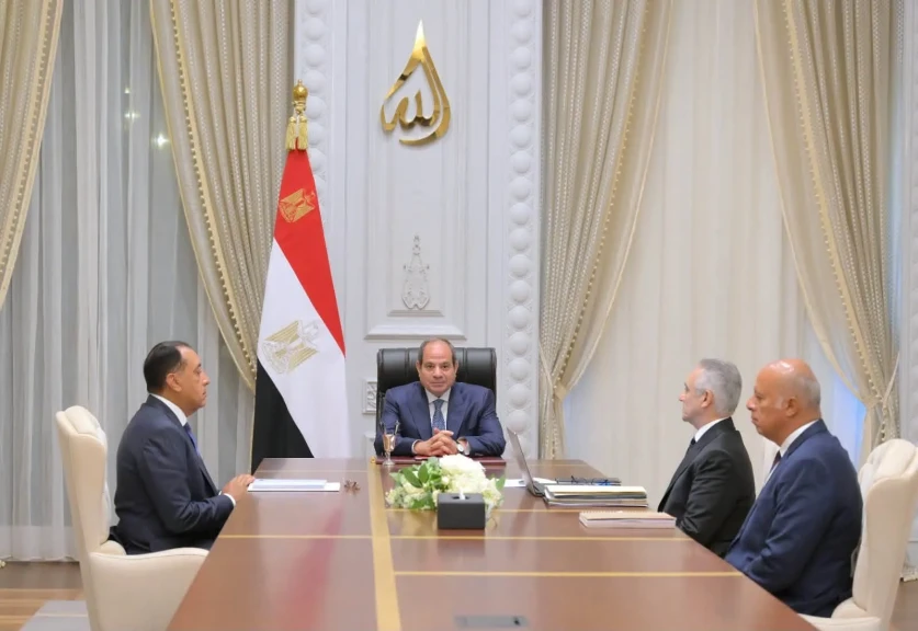 الرئيس السيسي يجتمع مع رئيس الوزراء ورئيس العدل بالعلمين الجديدة